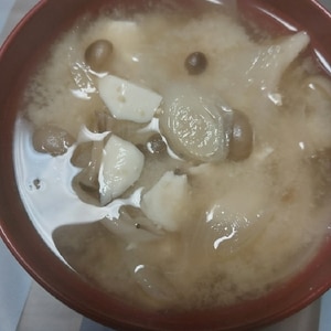 豆腐、玉ねぎの味噌汁